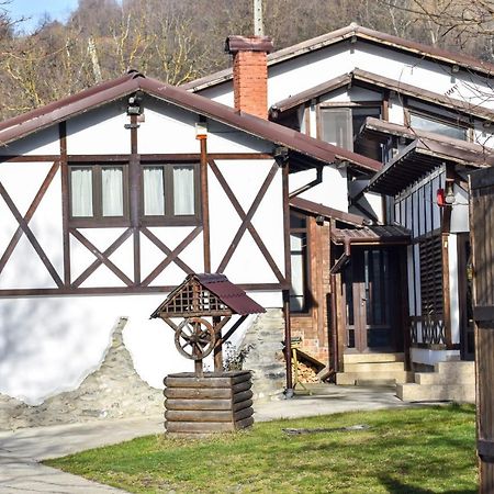 Cazarma Cavalerilor Bed & Breakfast Cîmpulung Eksteriør bilde