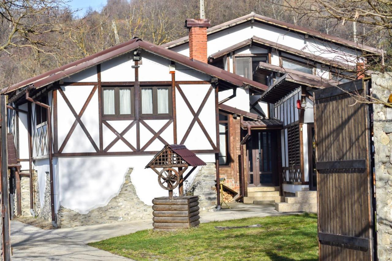 Cazarma Cavalerilor Bed & Breakfast Cîmpulung Eksteriør bilde