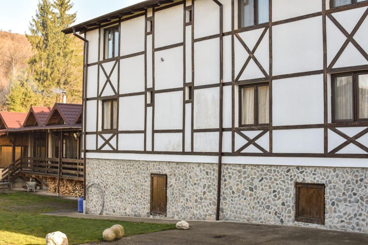 Cazarma Cavalerilor Bed & Breakfast Cîmpulung Eksteriør bilde